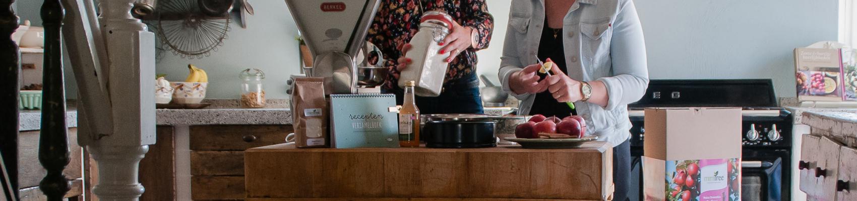 Bakken maar sfeerfoto vriendinnen in keuken met producten