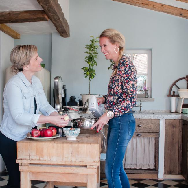 2019 Bakken maar sfeerfoto vriendinnen in keuken